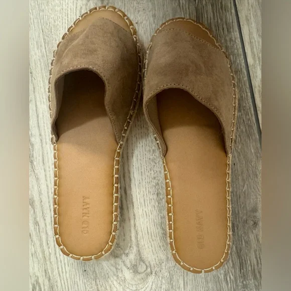Old Navy Women's Tan Slide Sandals - Picture 2 of 5
